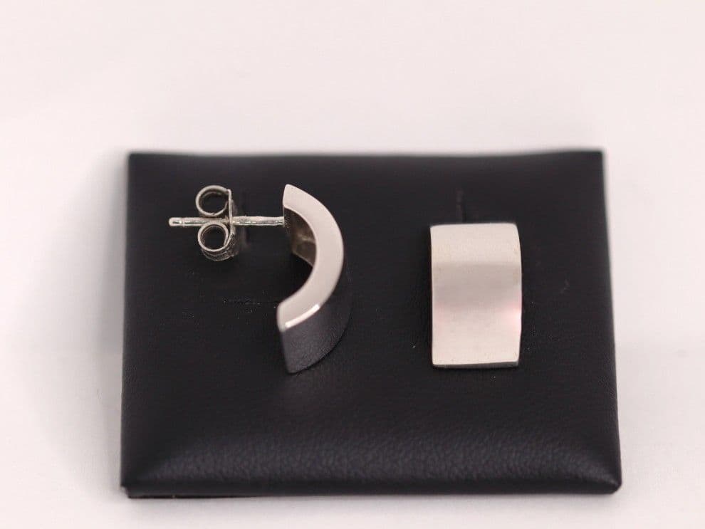 Brincos Meia Argola Lisa Pequenos em Ouro Branco 19,25 Kt
