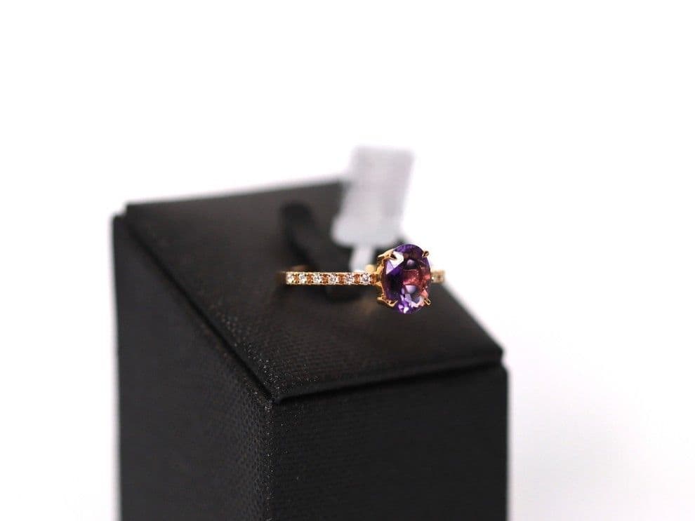 Anel Diamantes com Ametista em Ouro 19,25 Kt